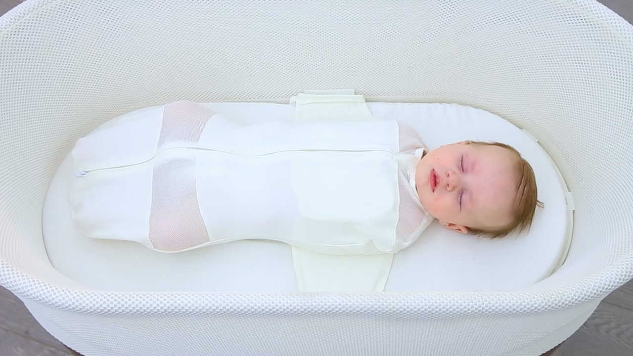 Ramiai miegantis naujagimis SNOO lovytėje